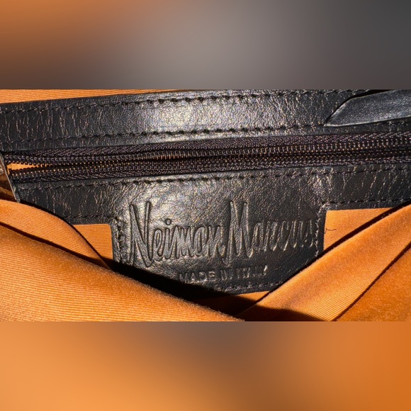 Neiman Marcus Italian-made Black leather backpack, adjustable straps, medium - Picture 8 of 10